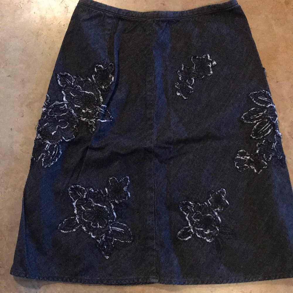 Jones New York denim skirt with embroidery